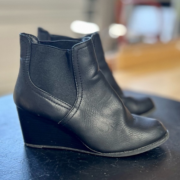 Short Faux Leather Black Wedge Heel short Booties. Size 8.5. Easy on/off - Picture 17 of 17